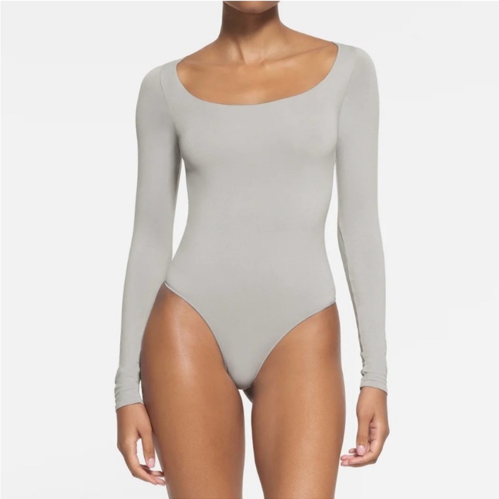 SKIMS Essential Long Sleeve Scoop Neck Thong Bodysuit Light Grey Sz Small